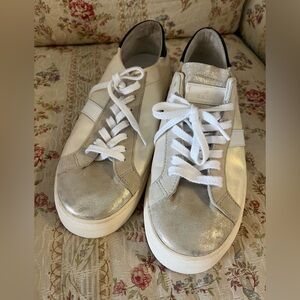Date Pre❤️ EUC/Women's Silver and White Sneakers